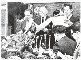 イ病訴訟1審勝利の報告をする小松氏（右）＝昭和46年6月　北日本新聞 朝刊 2010（平成22）年　2月12日